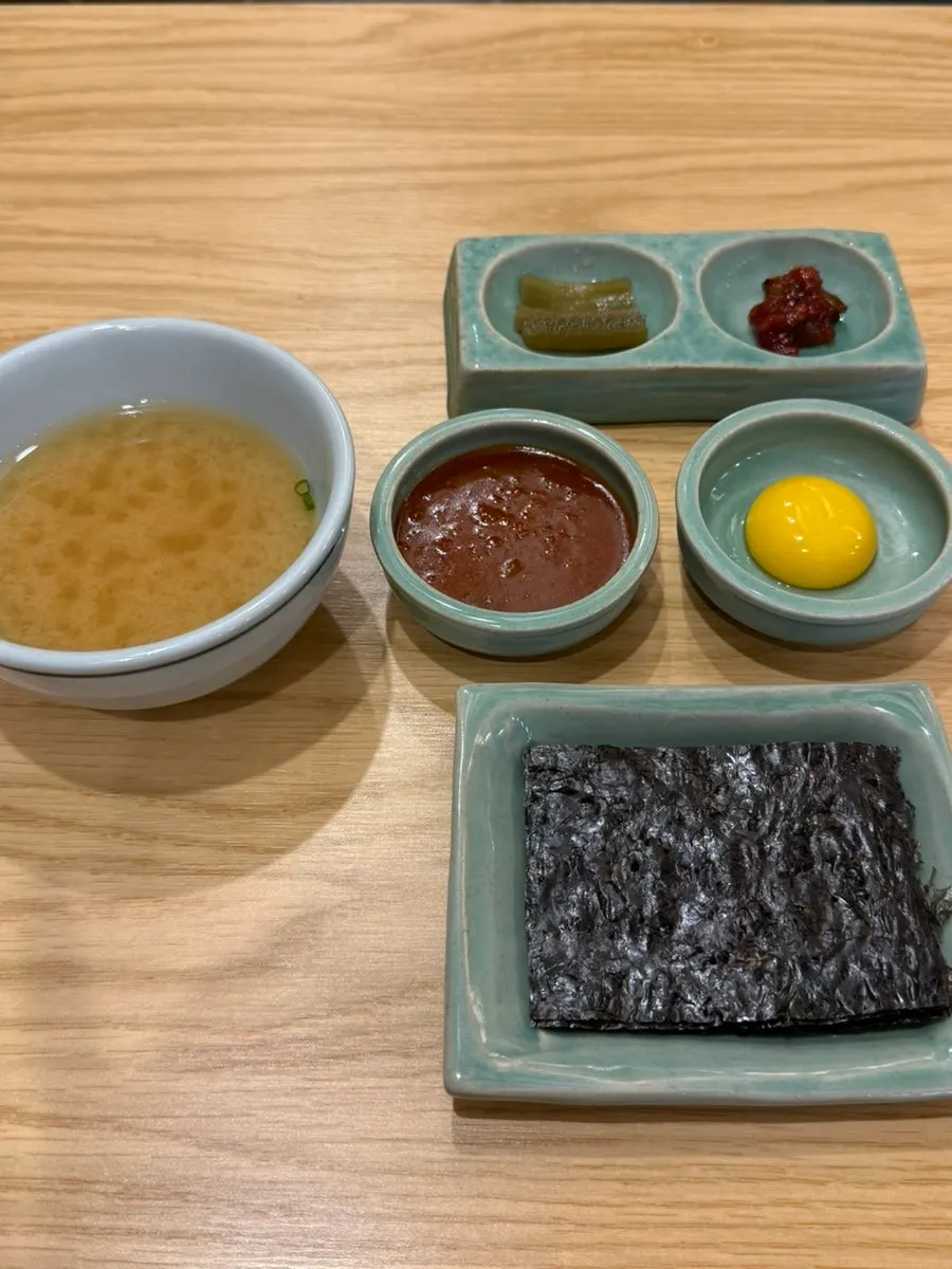 Full yukhoe bibimbap spread with gopchang gim and pickled gungchae