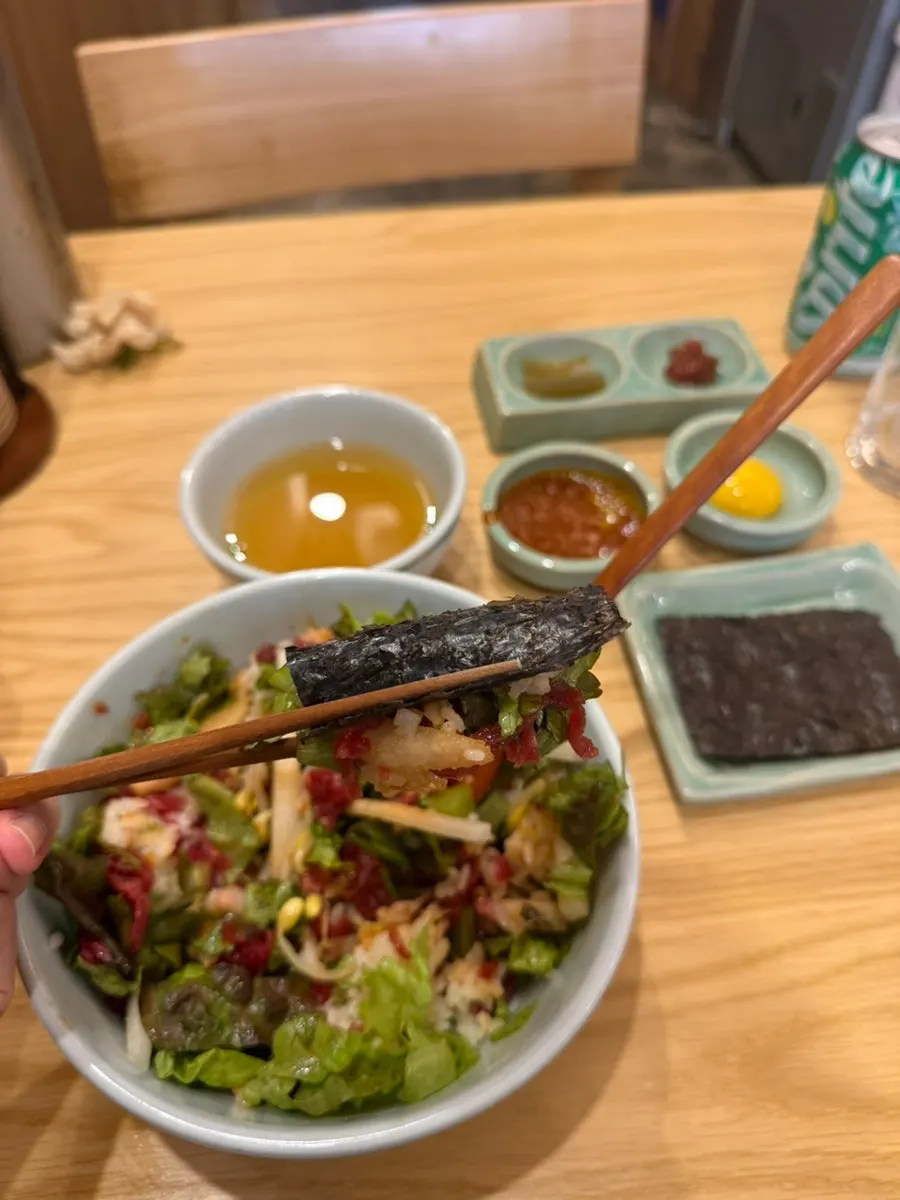 Yukhoe bibimbap wrapped in gopchang gim