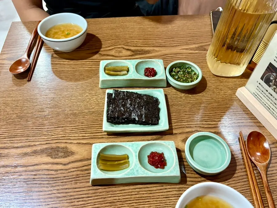궁채와 낙지젓갈 등 향택 기본 밑반찬