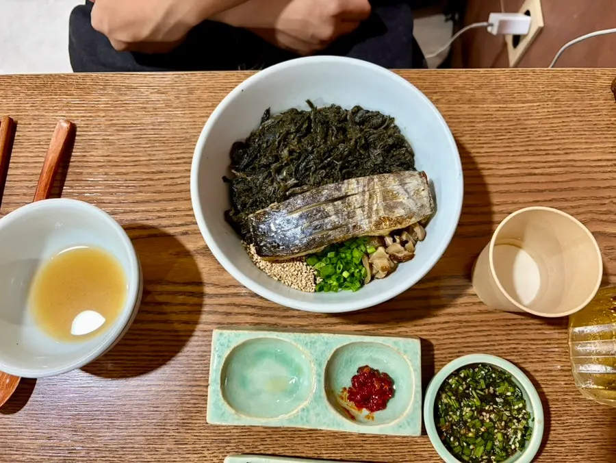 삼치곤드레밥과 가지된장덮밥 두 상 차림