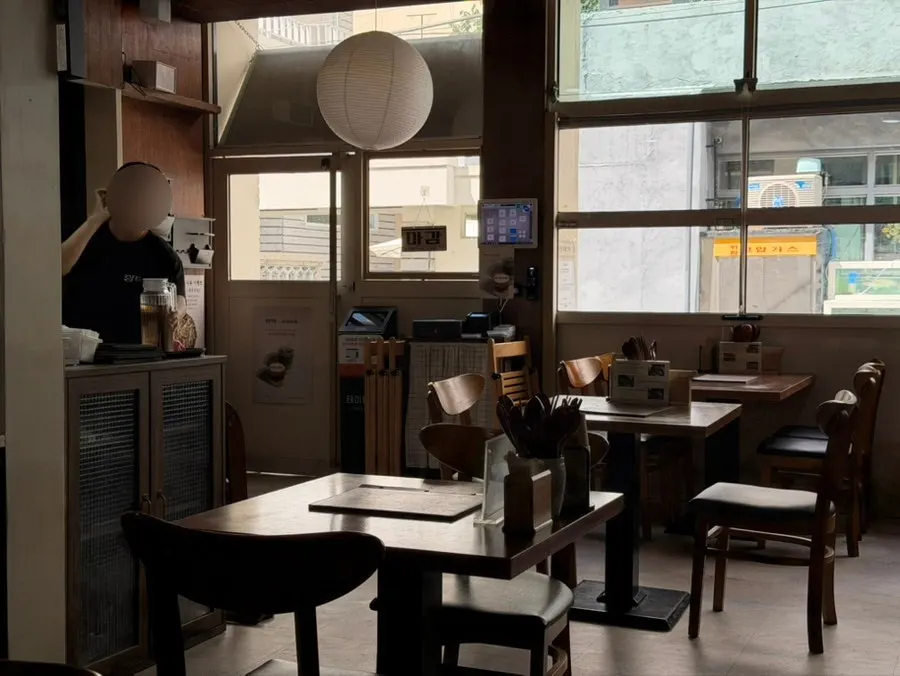 Bar-style solo dining seats