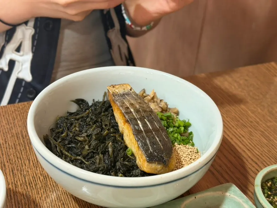 Mackerel gondre rice topped with gondre and mackerel