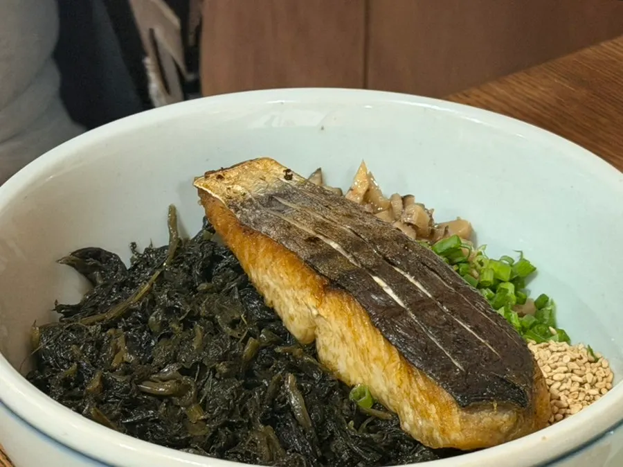 A neatly plated bowl of mackerel gondre rice