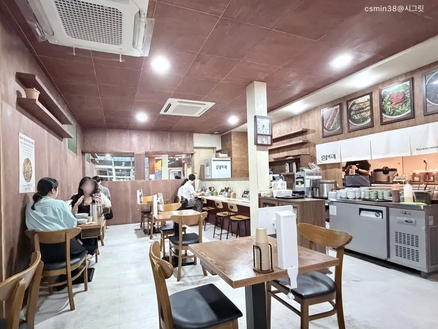 우드톤으로 꾸며진 향택 본점 실내