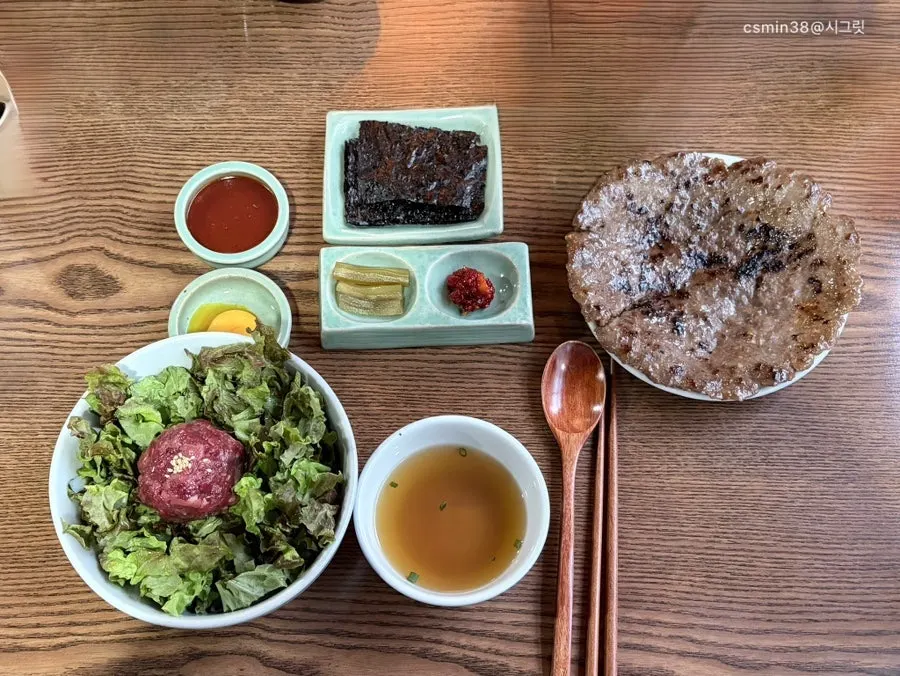상추와 육회가 올라간 향택 본점 육회비빔밥