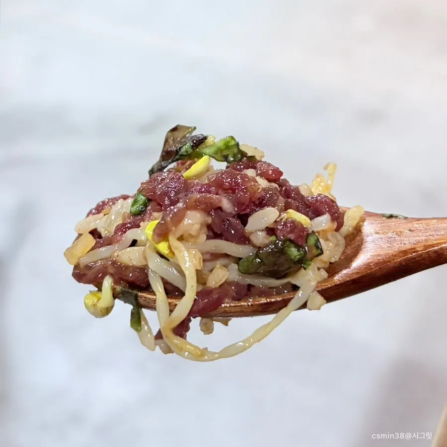 곱창김에 싸 먹는 육회비빔밥 한 입