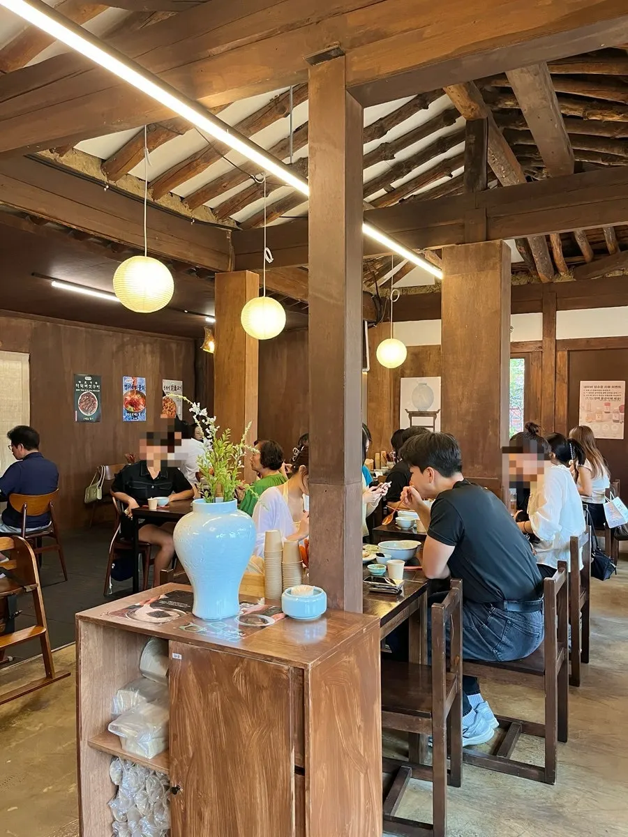 Widely spaced seating inside Hyangtaek