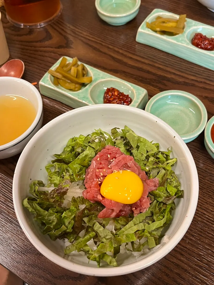 Table setting of Hyangtaek's yukhoe bibimbap
