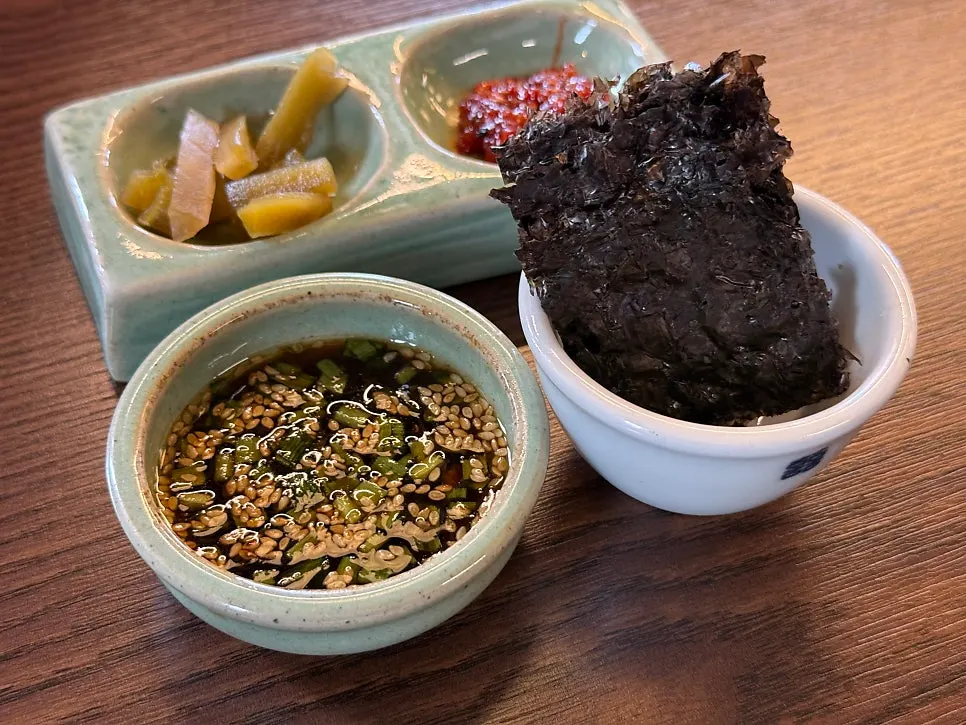 향택 반찬 접시 클로즈업