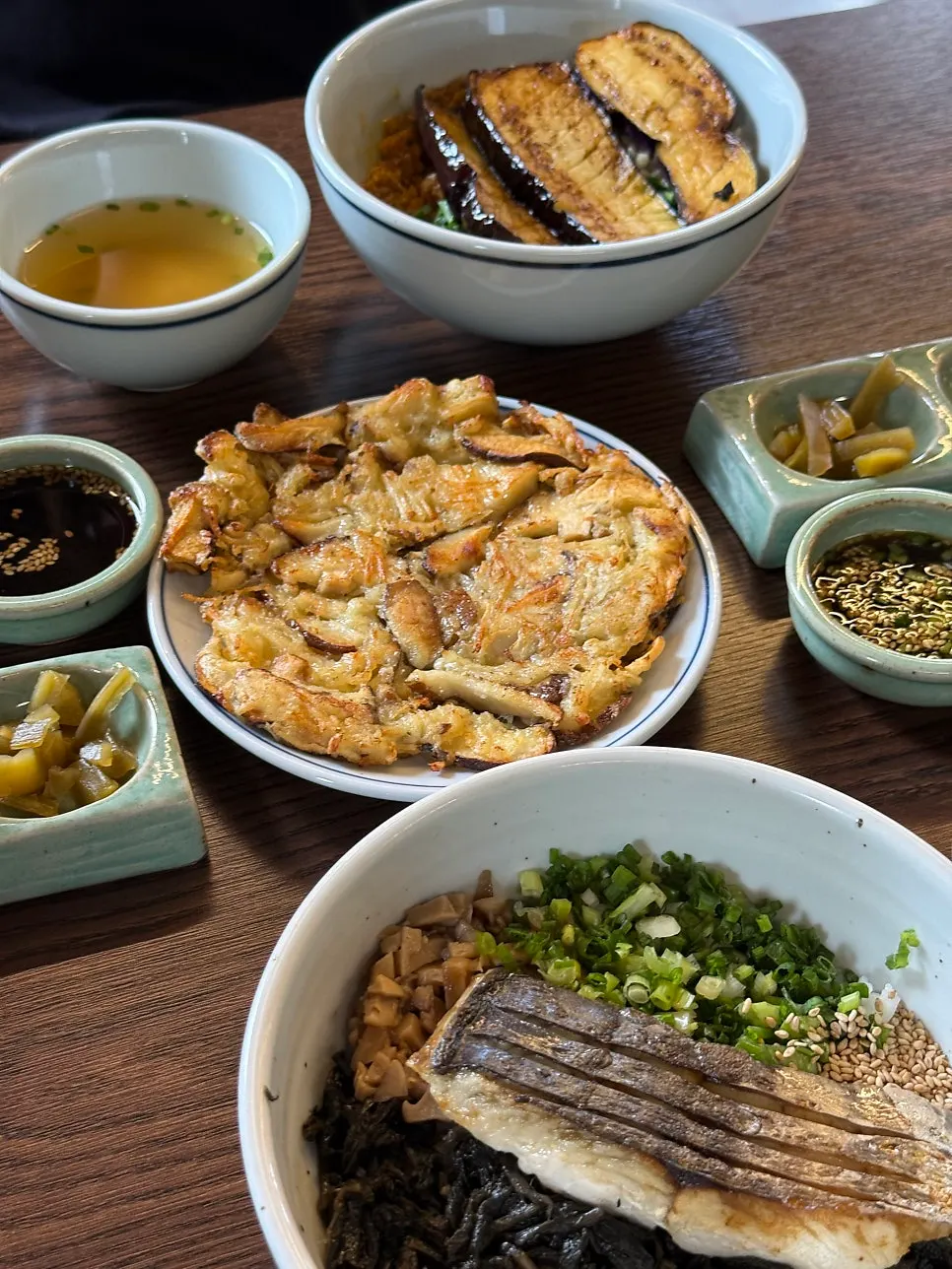 정갈한 그릇에 담긴 향택 한 차림