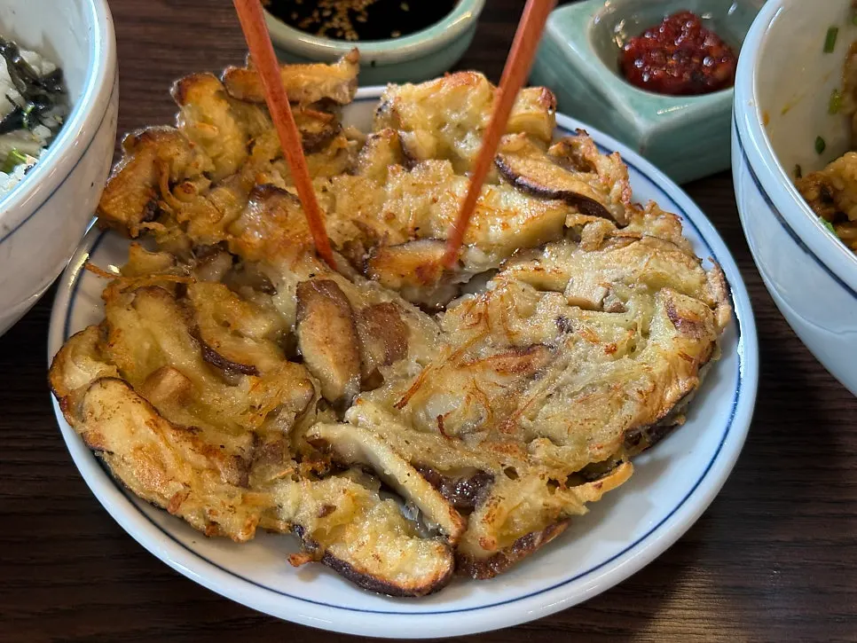 노릇하게 구워진 한판버섯