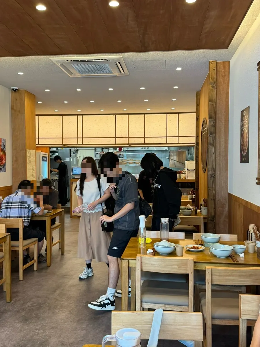 우드 톤으로 꾸며진 향택 전포점 내부
