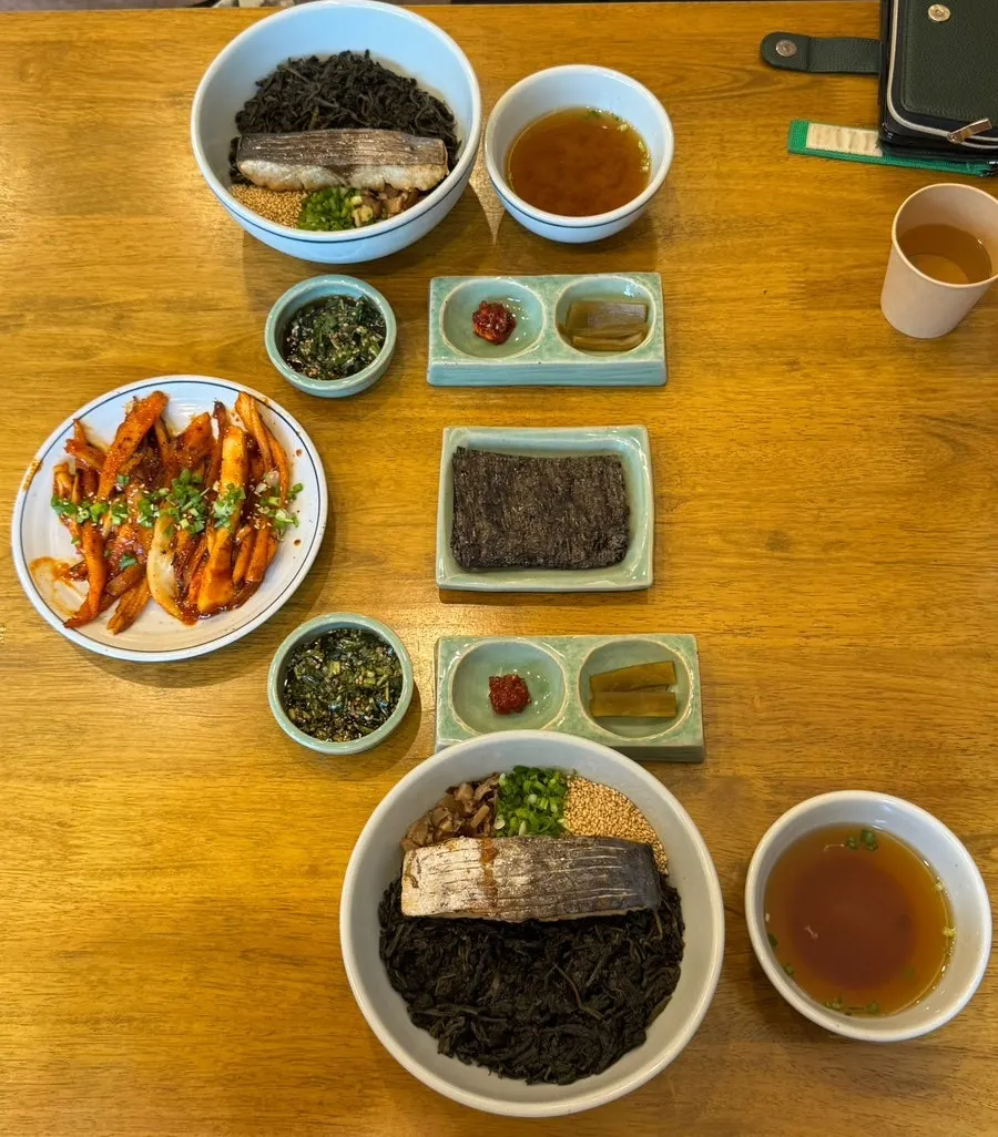 곱창김, 비빔젓갈, 궁채장아찌 반찬 구성