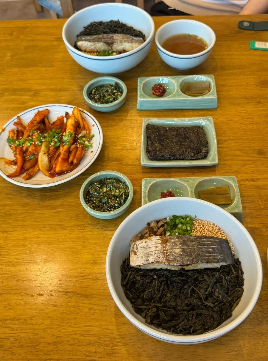 곱창김에 비빔젓갈 올린 한 입