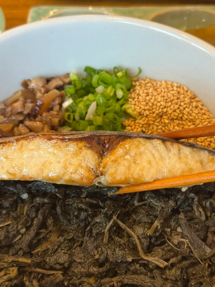 곤드레 나물 위에 삼치 한 토막 올린 삼치곤드레밥