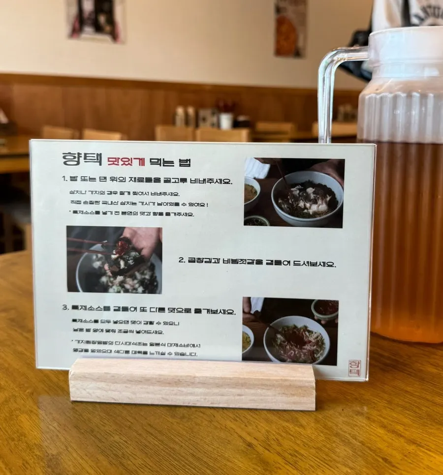 젓가락으로 집어 올린 두툼한 삼치 속살