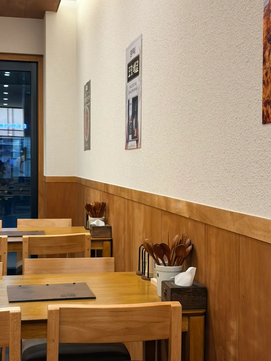 Interior of Hyangtaek Jeonpo Branch in the evening