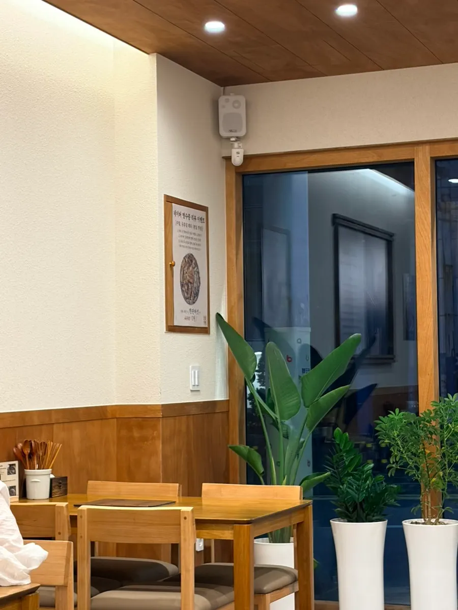 A clean dining hall with a hanjeongsik-style feel