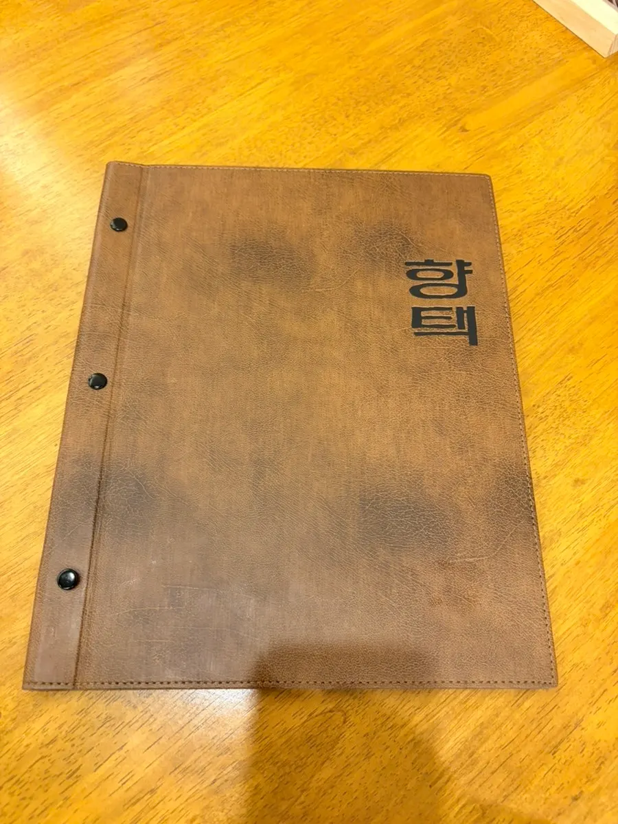 Table setting at Hyangtaek Jeonpo Branch