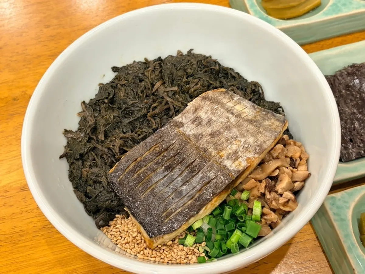 Mackerel thistle rice and yukhoe bibimbap freshly served