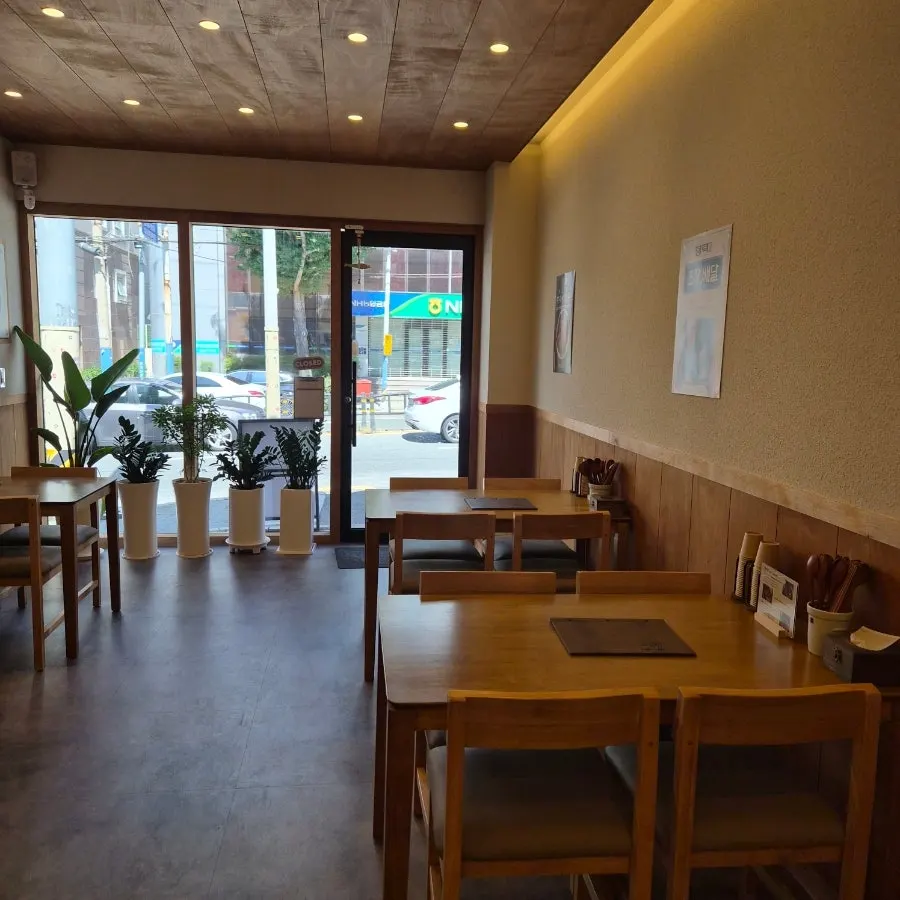 Dining hall of Hyangtaek Jeonpo Branch with 4-person tables