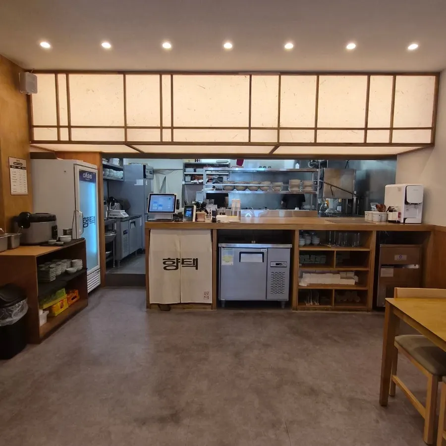 Spacious seating arrangement at Hyangtaek Jeonpo Branch