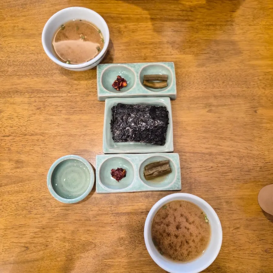 Neatly arranged basic side dishes