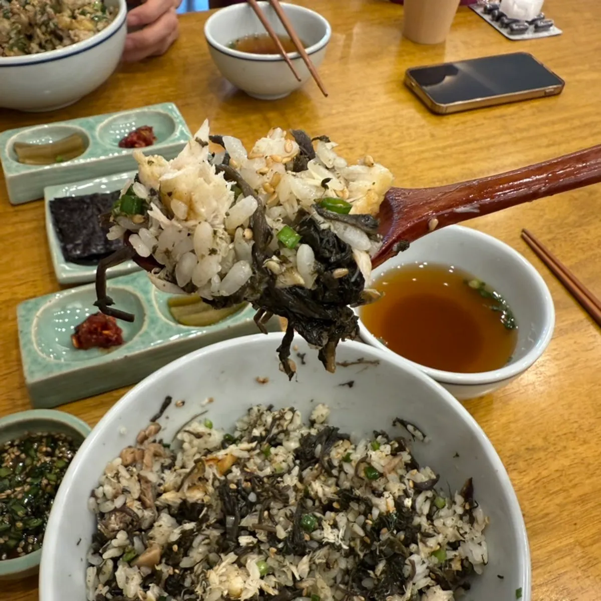 삼치를 으깨 곤드레와 비빈 삼치곤드레밥 한 그릇