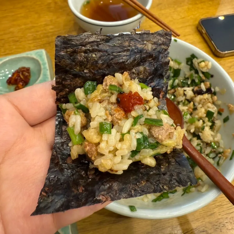 된장이 배어든 부드러운 가지 덮밥 속