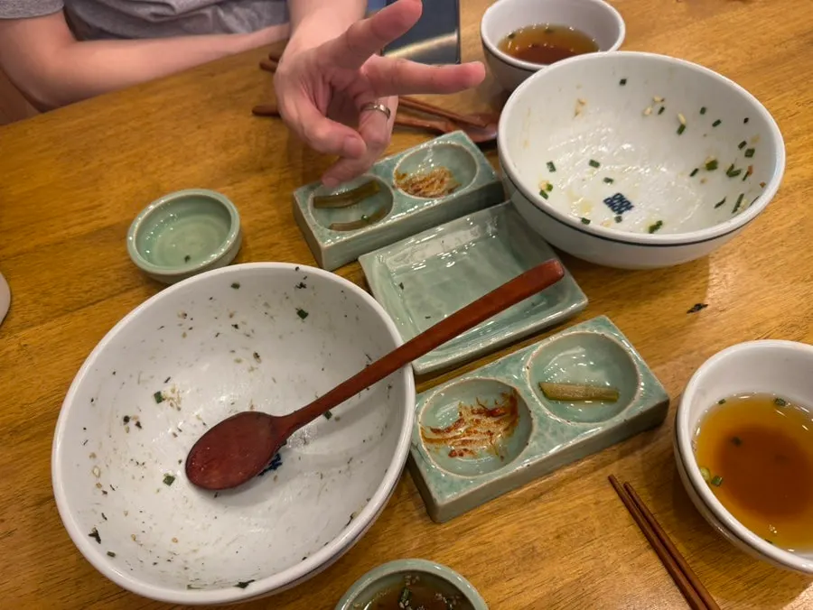 다 먹어가는 덮밥 두 그릇과 삭삭김치