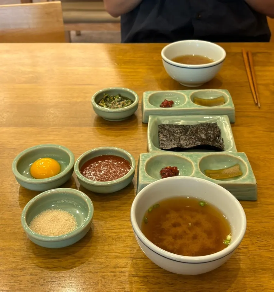 정갈하게 차려진 밑반찬 한 상
