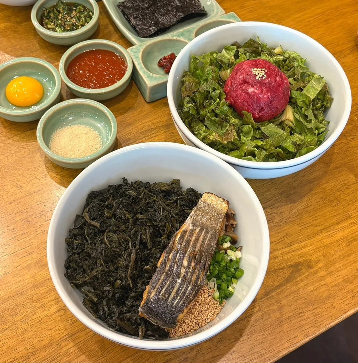 향택 삼치 곤드레밥과 육회 비빔밥 상차림