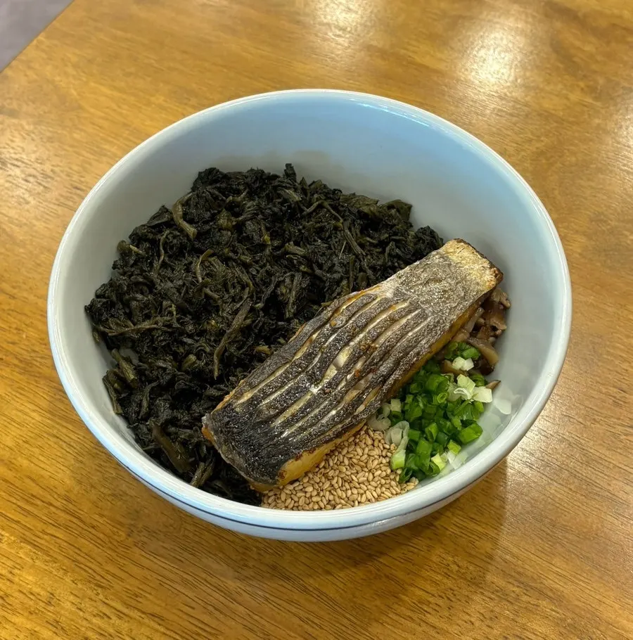 노른자를 올린 육회 비빔밥