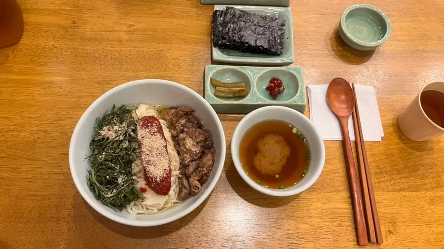 청어알과 우삼겹이 올라간 청어알 비빔면
