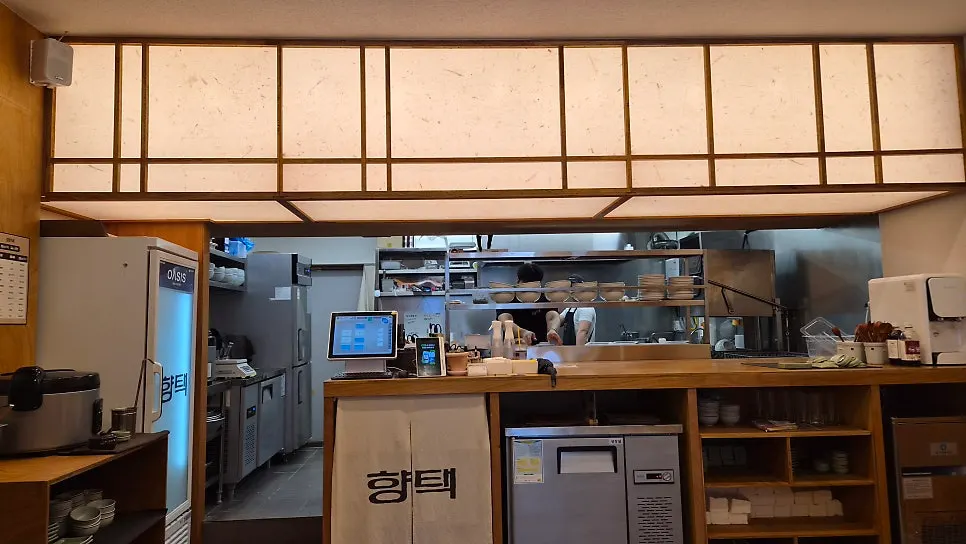 Calm, clean interior of Hyangtaek Jeonpo Branch