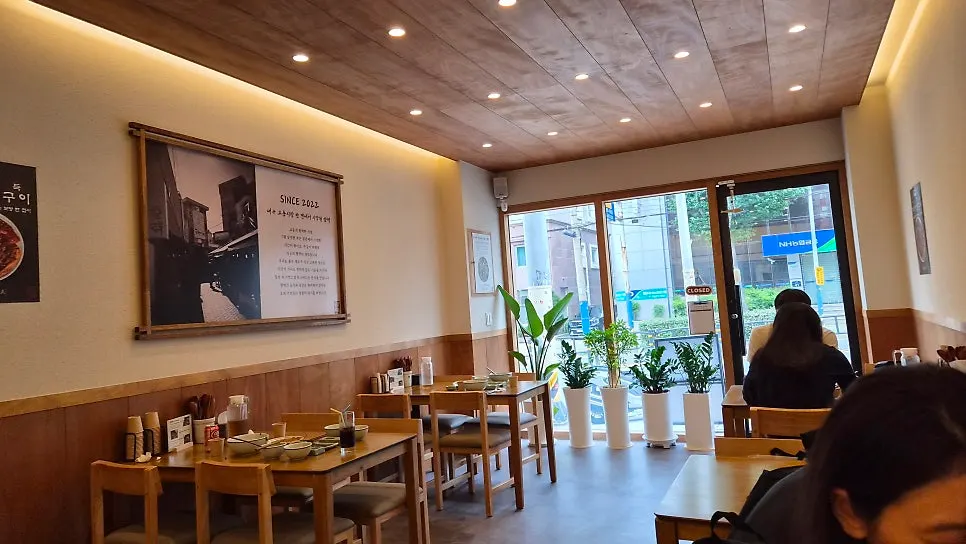 Neatly arranged table seating at Hyangtaek Jeonpo Branch