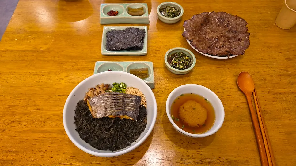 A full meal laid out on the table at Hyangtaek Jeonpo Branch