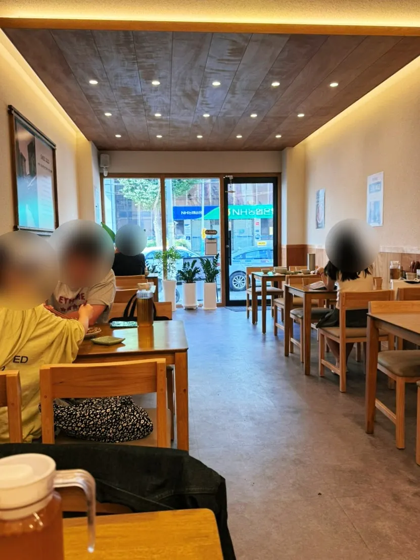 원목 인테리어의 향택 전포점 매장 내부