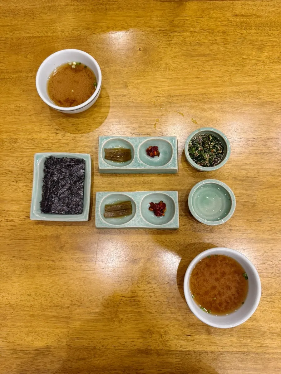 곱창김과 비빔젓갈, 궁채장아찌, 된장국 상차림