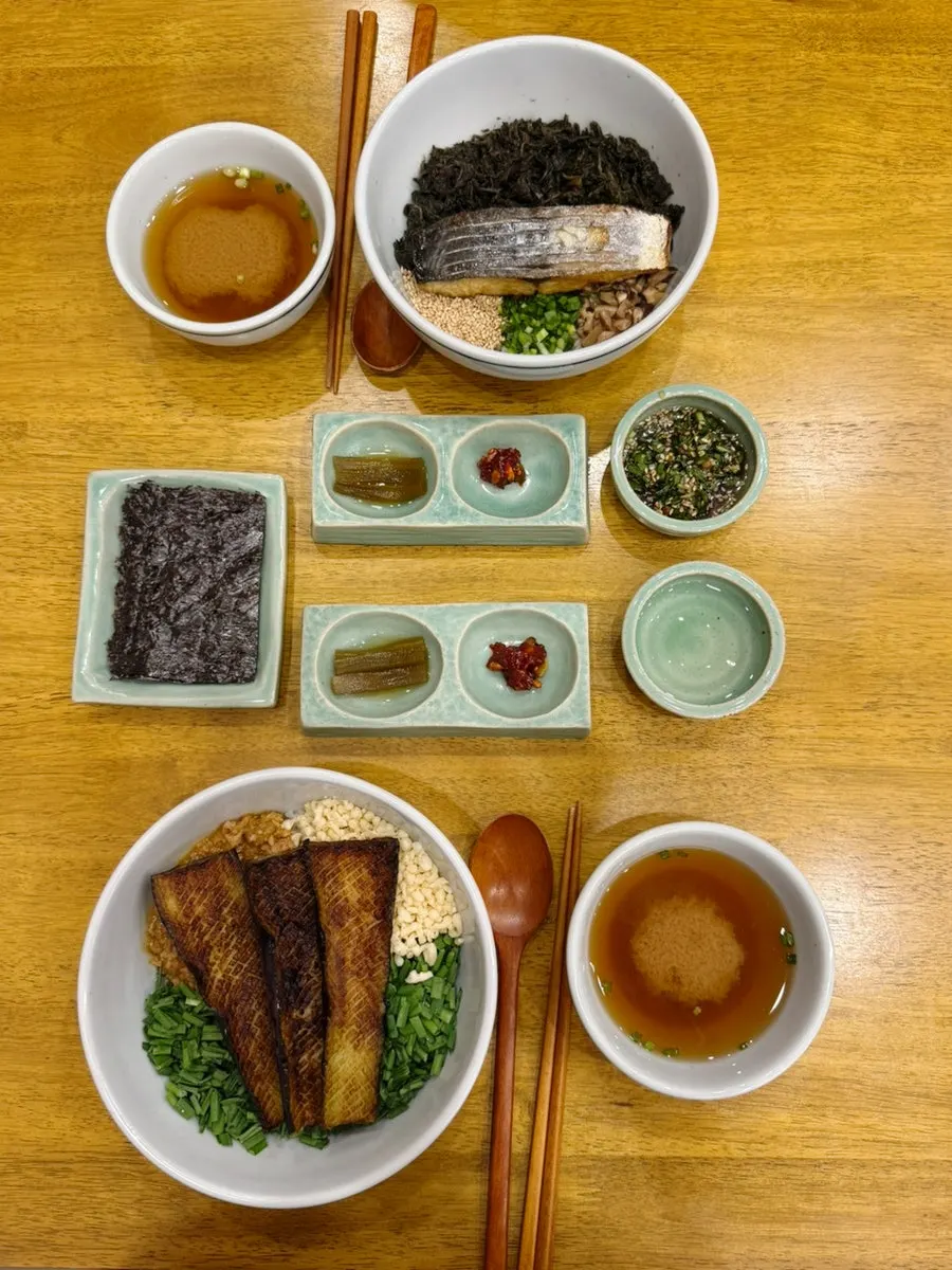 한 그릇으로 차려진 삼치곤드레밥과 가지된장덮밥