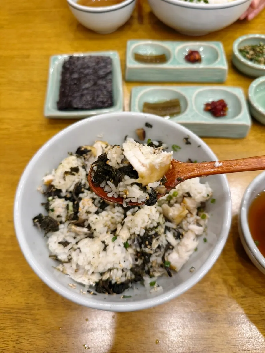 삼치를 분해해 밥과 비빈 곤드레밥