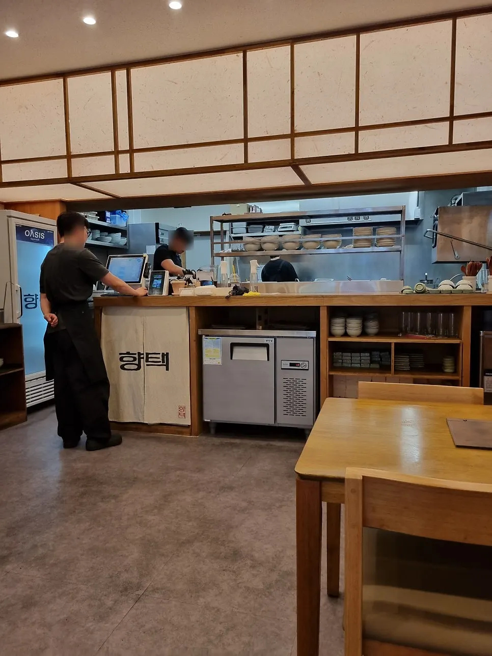 Brightly lit seating area at Hyangtaek Jeonpo Branch