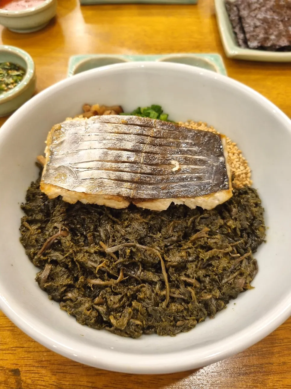 Mackerel gondre rice topped with a large cut of mackerel