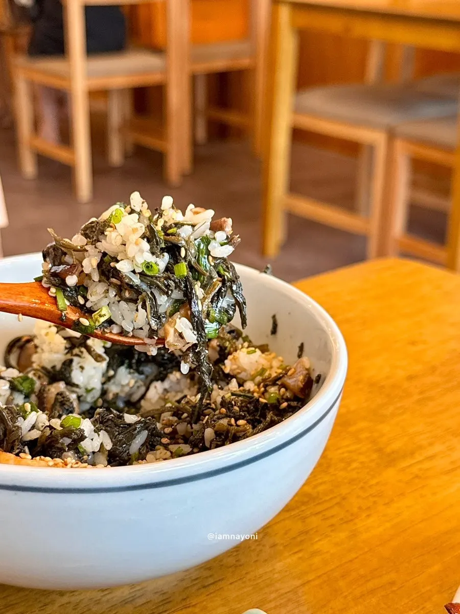 Mackerel gondre rice at Hyangtaek covered in gondre greens