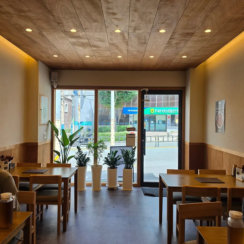 The tidy, clean interior of Hyangtaek
