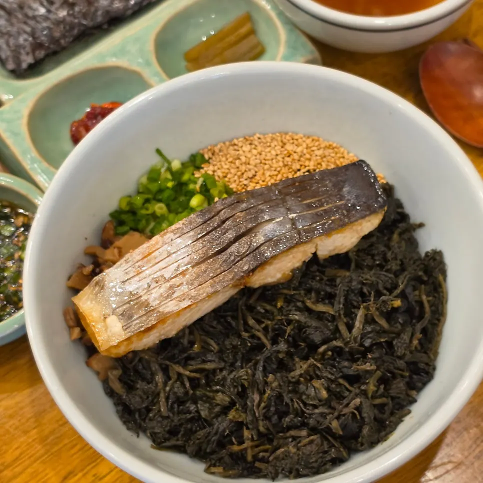 Mackerel gondre rice served with side dishes