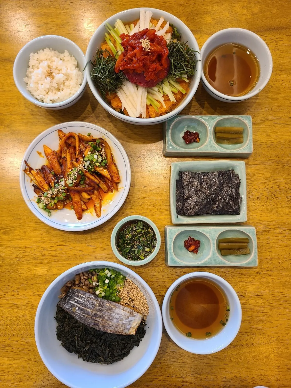 Neatly arranged full table setting at Hyangtaek Jeonpo Branch