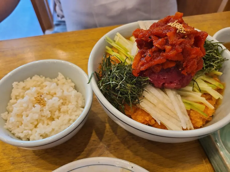 Side dishes including gopchang gim (seasoned laver)