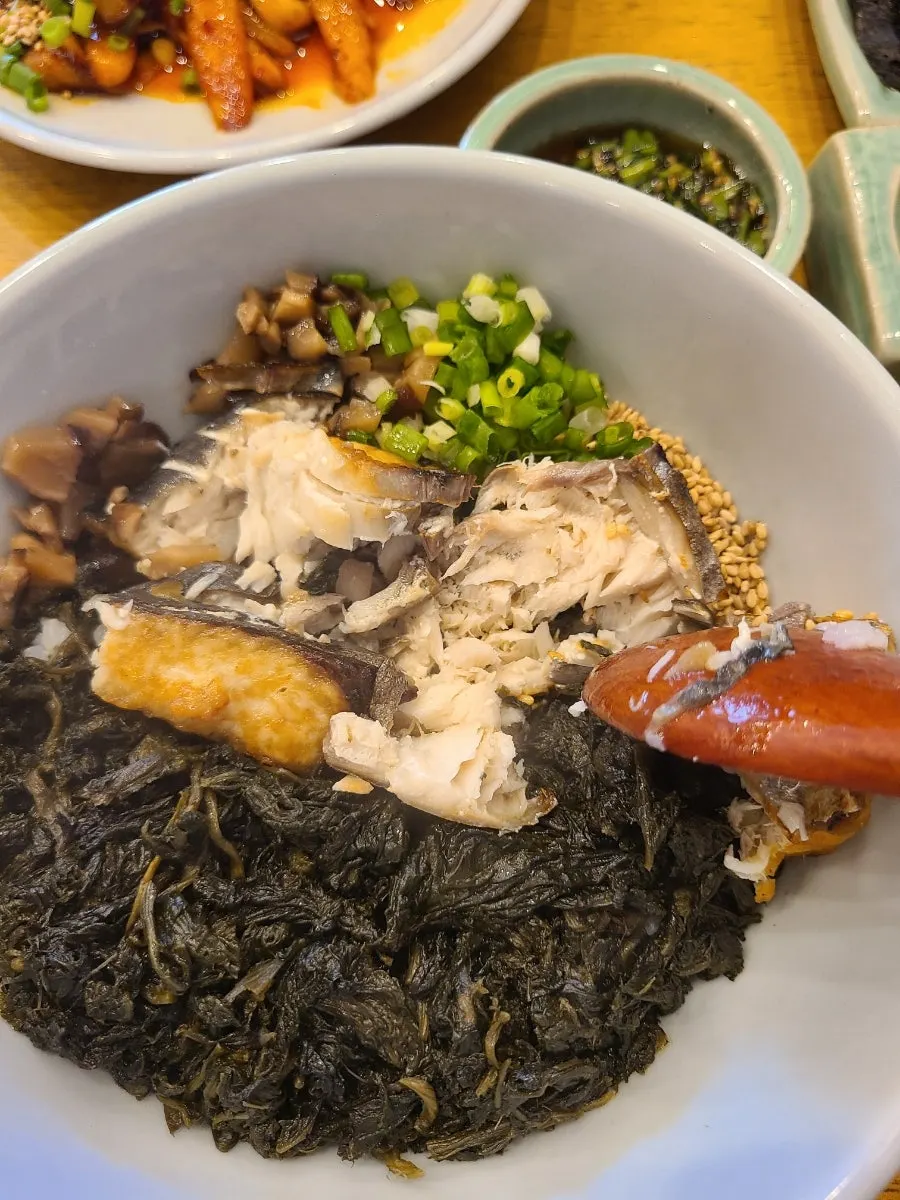 Mackerel gondeure rice topped with thick mackerel and thistle greens