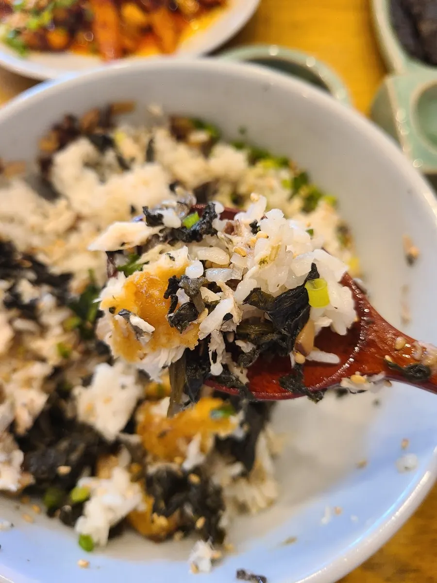Mashing the boneless mackerel into the gondeure rice